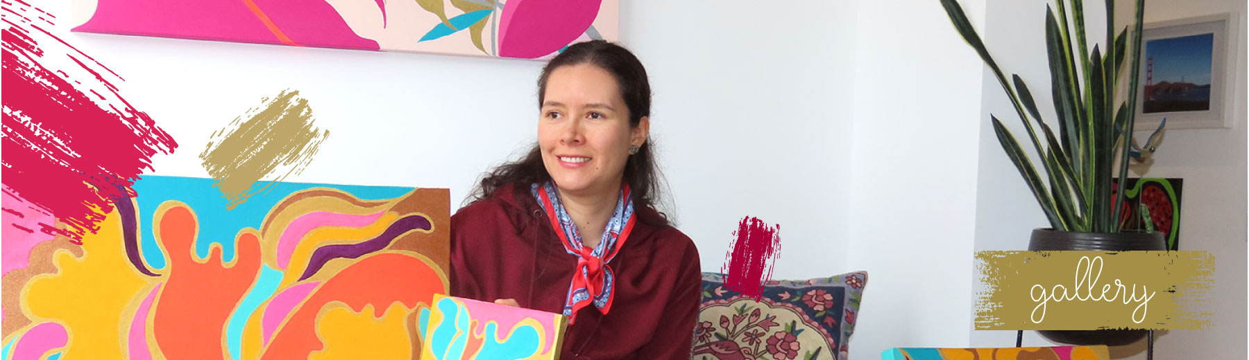 foto de mi la artista con algunas de mis pinturas.